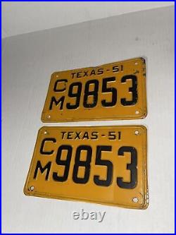 1951 License Plate PAIR / SET ALL ORIGINAL CM 9853 YOM ELIGIBLE Texas
